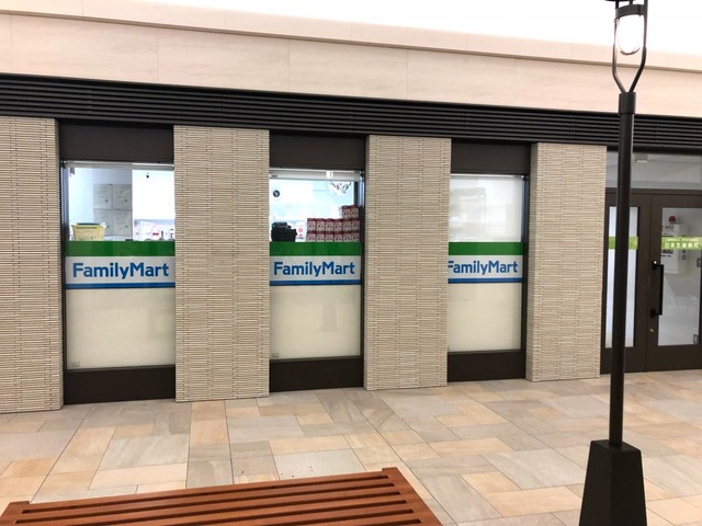 コンビニ　ファミリーマート 日本生命病院店（コンビニ）まで560m