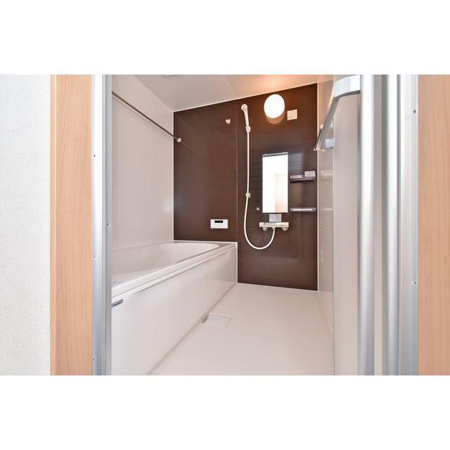 バス・シャワールーム　コンパクトで使いやすいお風呂です