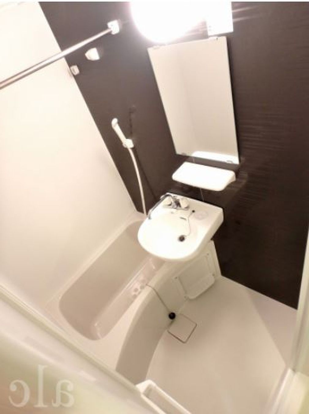 バス・シャワールーム　浴室乾燥機付き　洗濯物はここで乾かすことができます。