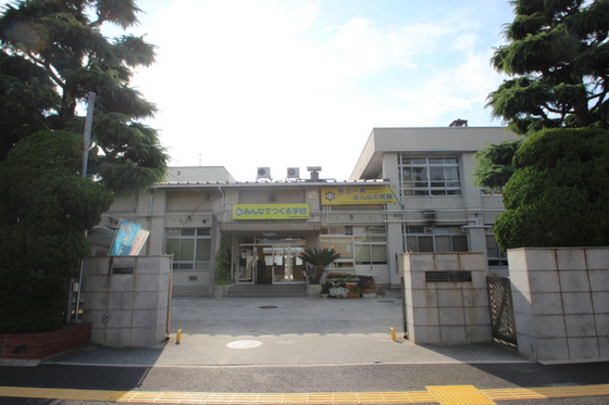 中学校　広島市立江波中学校（中学校）まで922m
