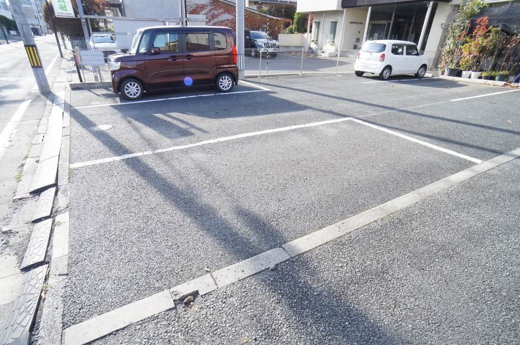 建物外観　駐車場