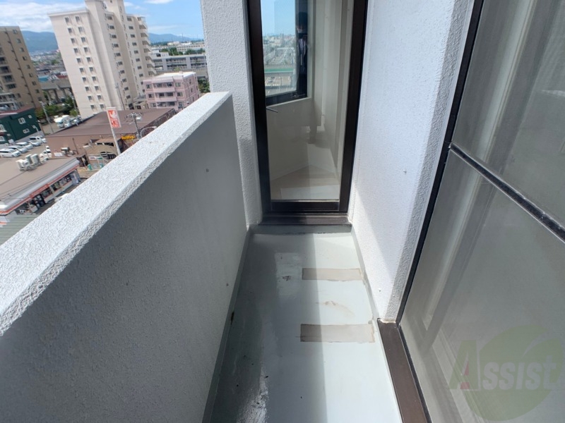 バルコニー　バルコニー。洗濯物がはかどりそうな広さがありますよ。