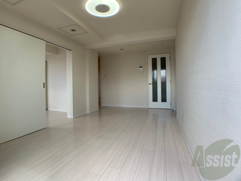 居室・リビング　リビングです。白を基調としていてお部屋全体が明るいですね！