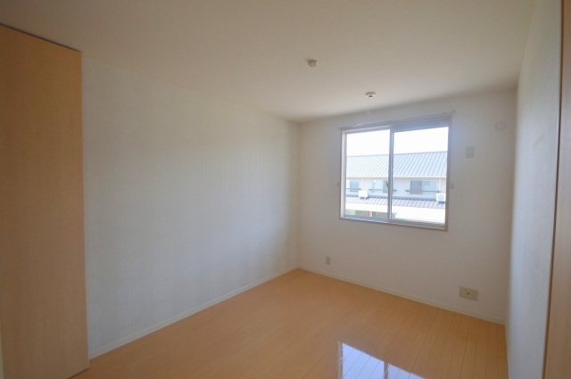 居室・リビング　窓から明るい光が差し込みます♪