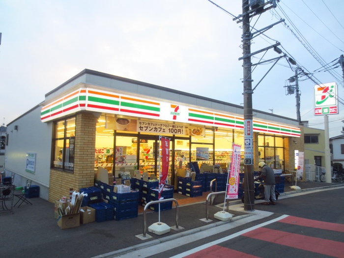 コンビニ　セブンイレブン横浜菊名３丁目店（コンビニ）まで300m