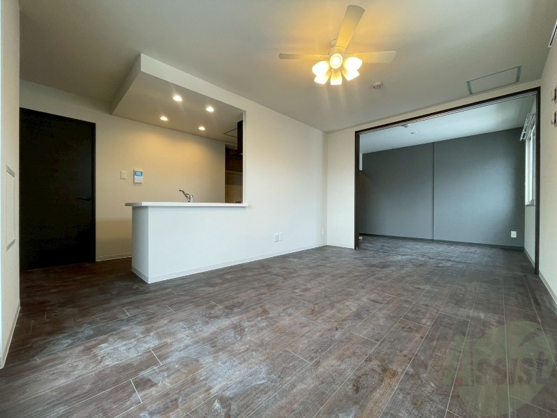 居室・リビング　リビングです。窓が大きくて明るいですね！