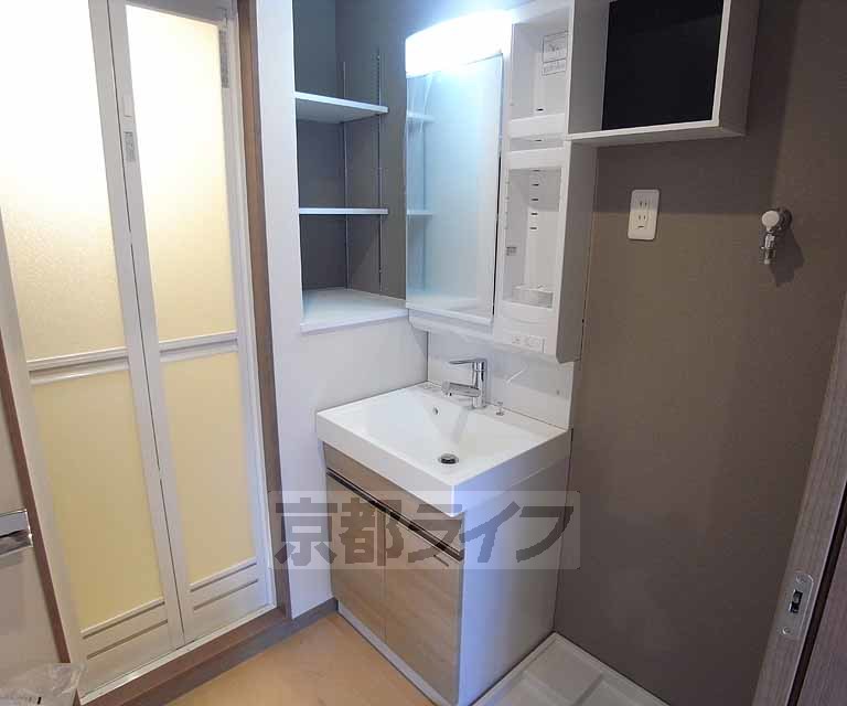 洗面設備　棚が豊富についたスタイリッシュ洗面台