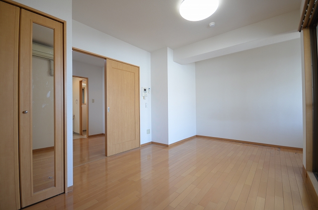 居室・リビング　同物件、別号室