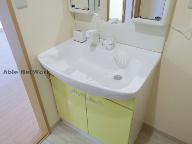 洗面設備　※同物件別部屋の写真です。