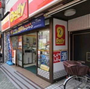 コンビニ　デイリーヤマザキ北千住駅東口店（コンビニ）まで712m