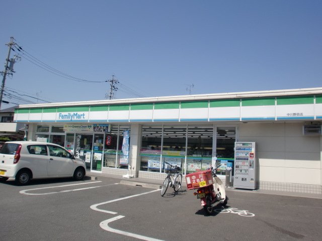 その他　ファミリーマート中川野田店（その他）まで612m