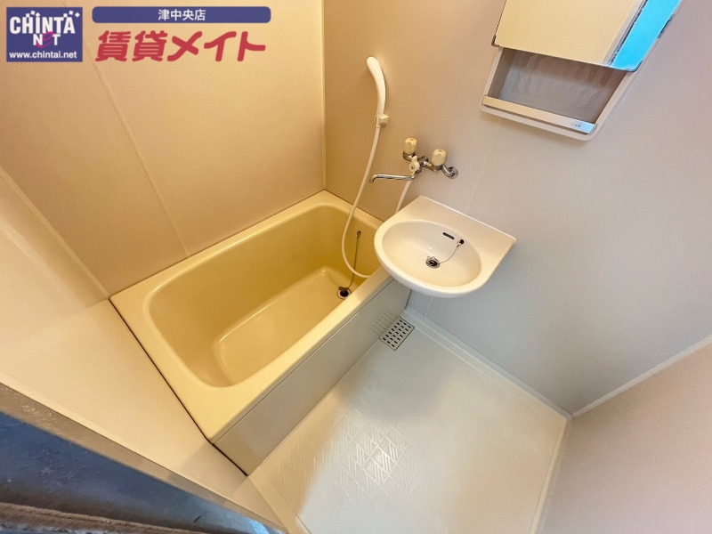 バス・シャワールーム　別部屋の写真です