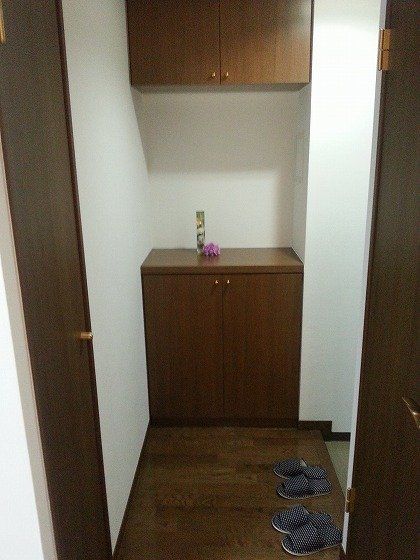 玄関　同マンションの別住戸の写真です。