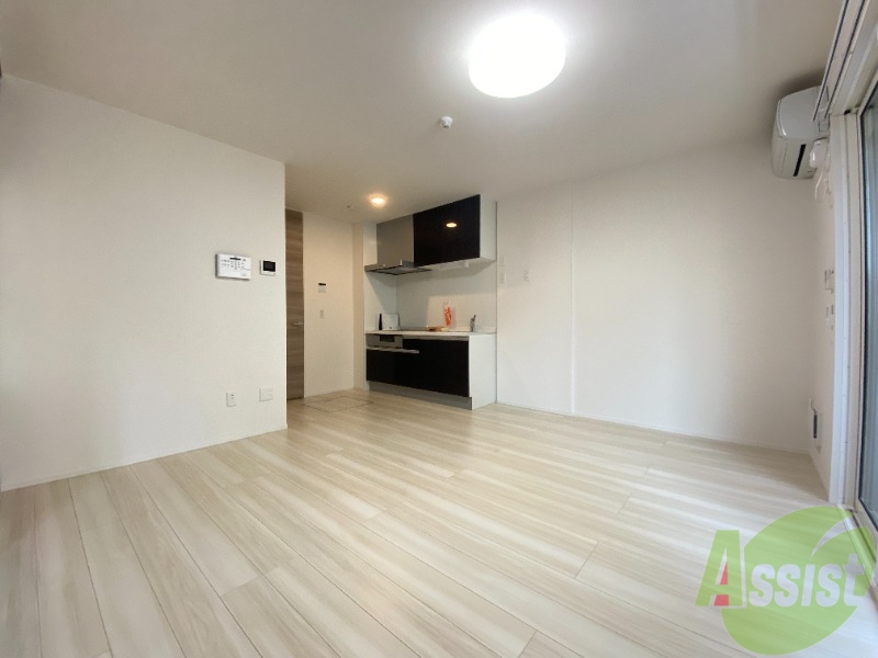 居室・リビング　約１１帖のＬＤＫです。広々としてきれいですね。