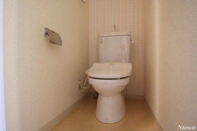 トイレ　落ち着いた色調のトイレです