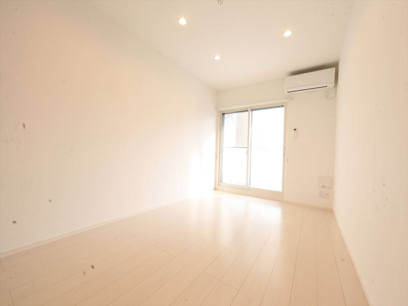 バルコニー　洋室7.7帖　エアコン完備　バルコニーに面しています