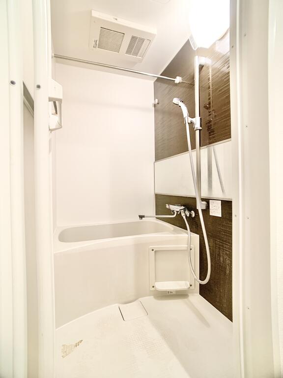 バス・シャワールーム　清潔感のあるバスルーム