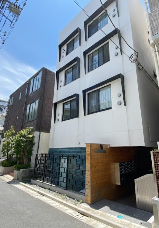 建物外観　街並みに調和しつつ目を引くデザイン性