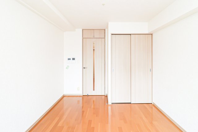 居室・リビング　別号室のものになります。現状優先。 出窓がございます。