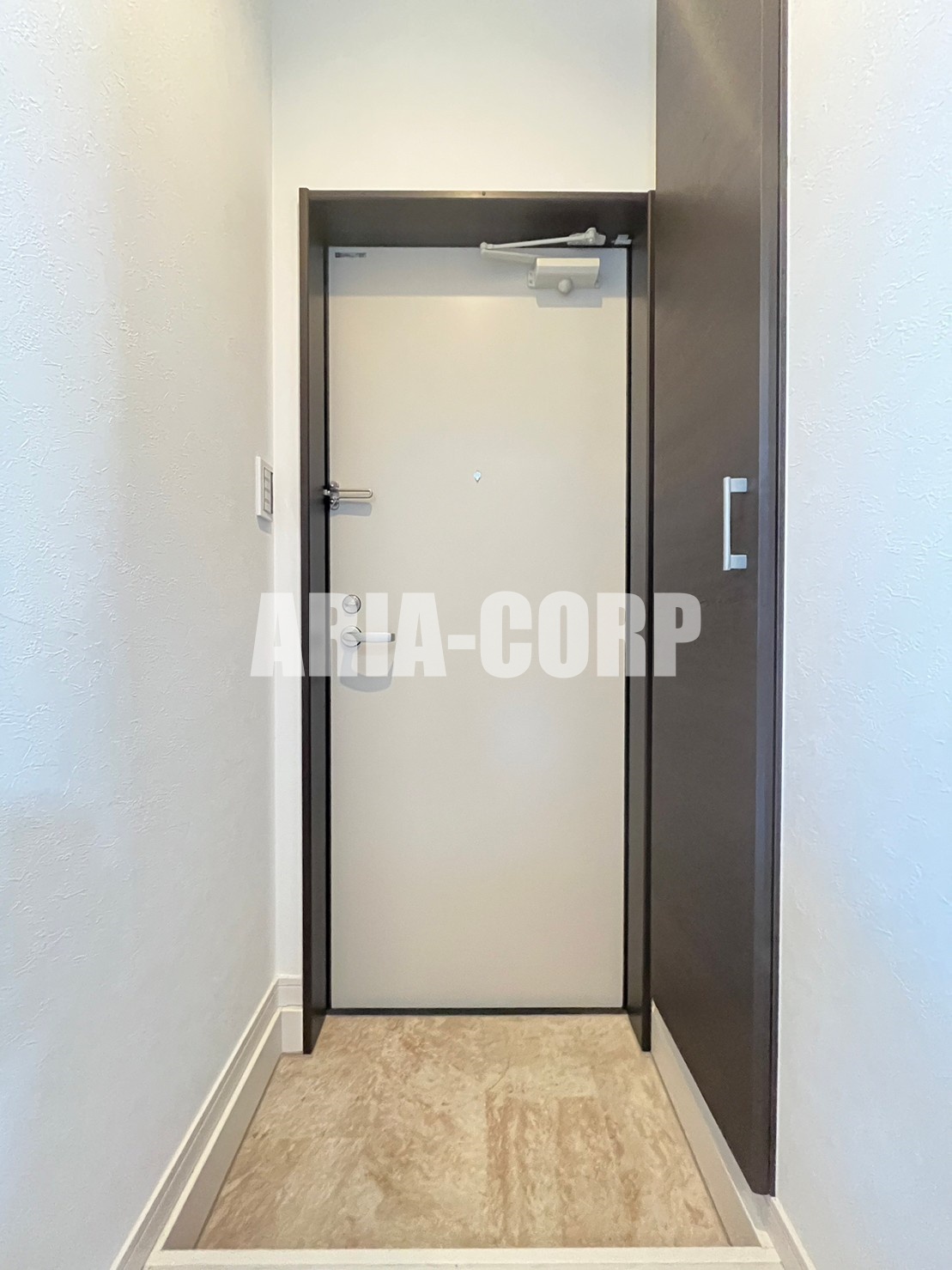 玄関　（同仕様）シューズボックスも完備しております！