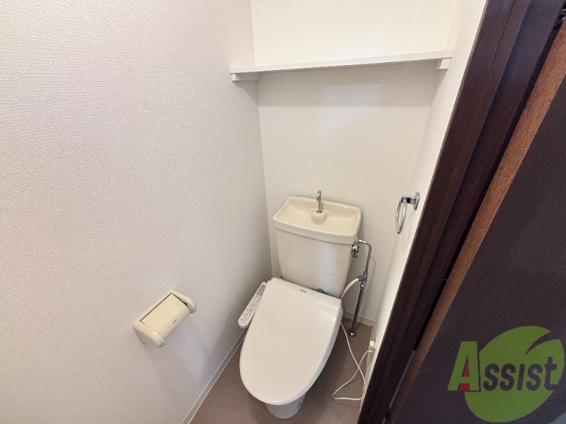 トイレ　こちらトイレでございます。温水洗浄便座付きです。