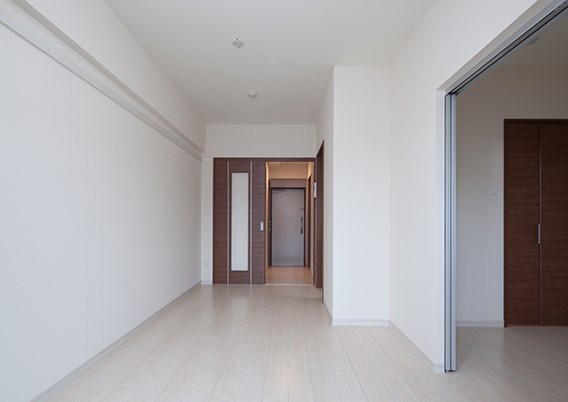 居室・リビング　広げて使えば大きな1ルームです。仕切りがあるのが良いですね。