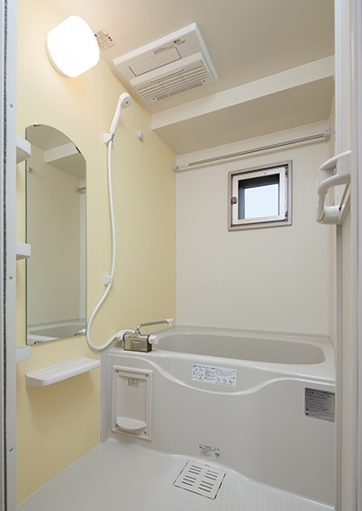 バス・シャワールーム　追い焚きや浴室乾燥機が備わっています。