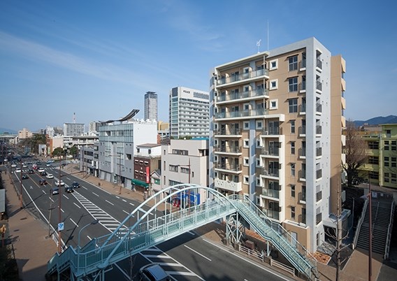 建物外観　大通り沿いに面した明るいは入り口です。