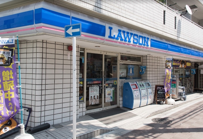 コンビニ　ローソン東日暮里三丁目店（コンビニ）まで330m