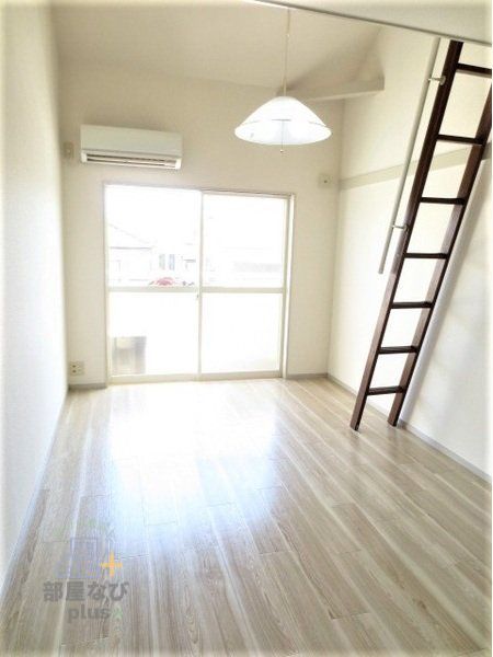 居室・リビング　※他号室写真です