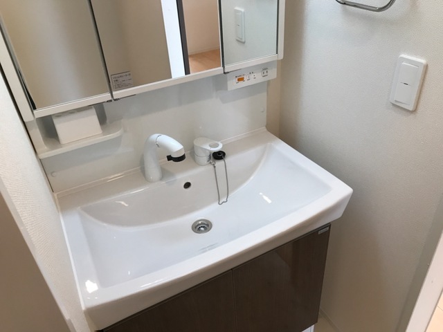 洗面設備　イメージ写真（シャワー付き洗面台）