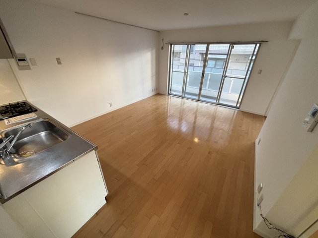 居室・リビング　床が明るい色合いで綺麗です♪