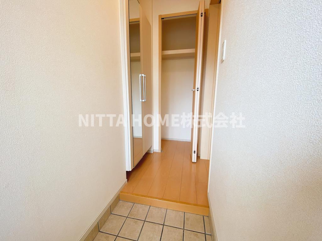 玄関　姿見付きのシューズボックス付きの玄関です★