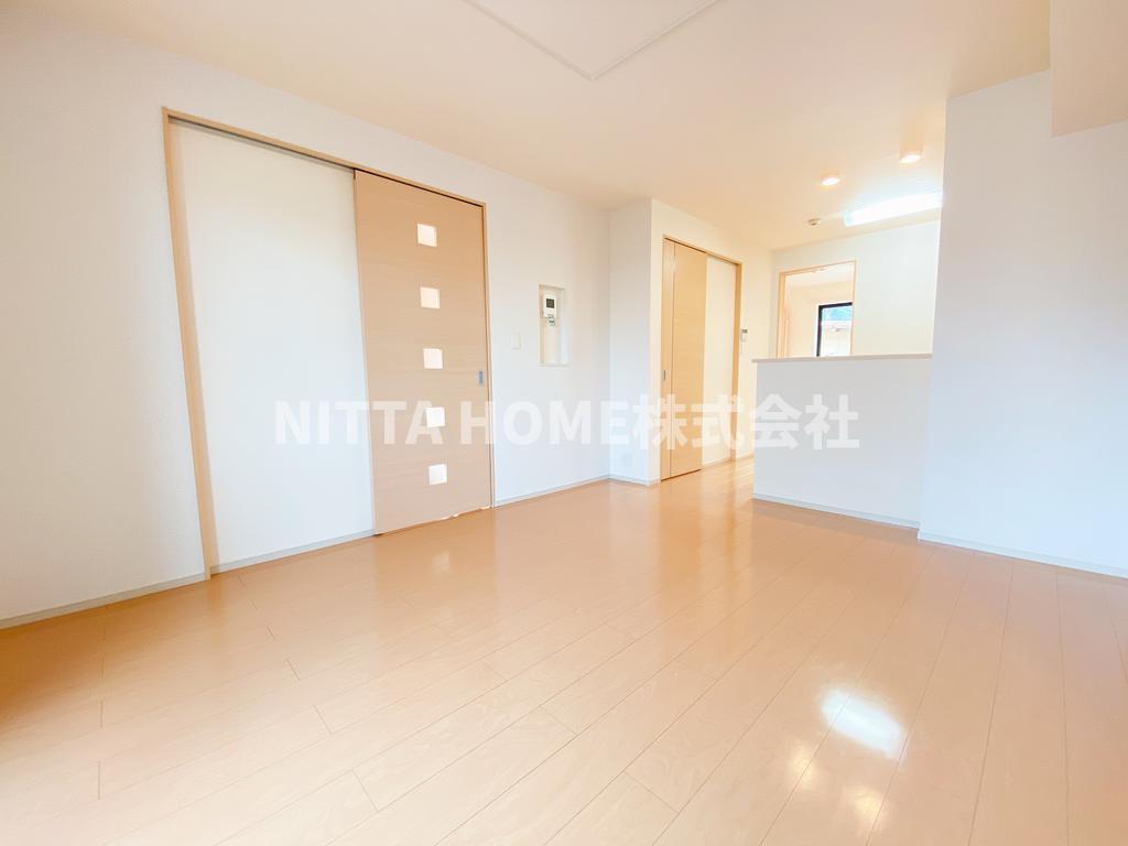 居室・リビング　１１．２帖のリビングルームがあります◎