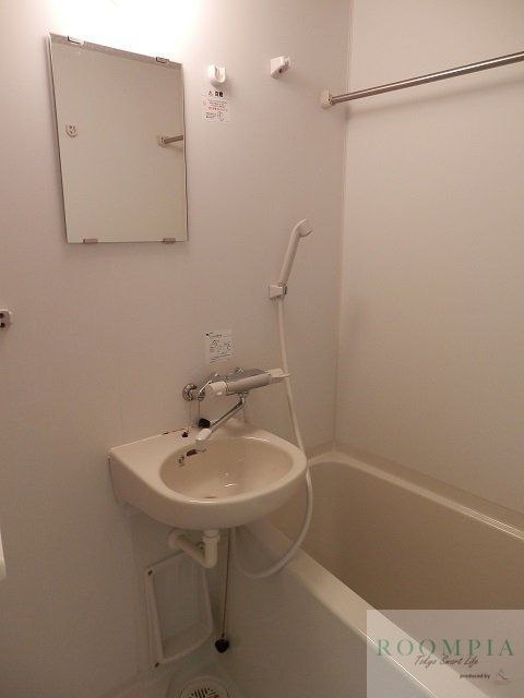 バス・シャワールーム　※同タイプの別のお部屋です。