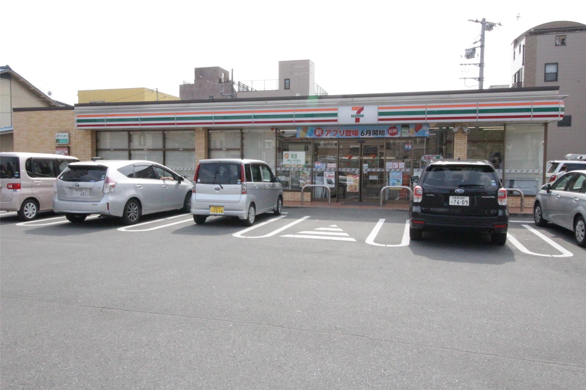 コンビニ　セブンイレブン高崎鶴見町店（コンビニ）まで182m