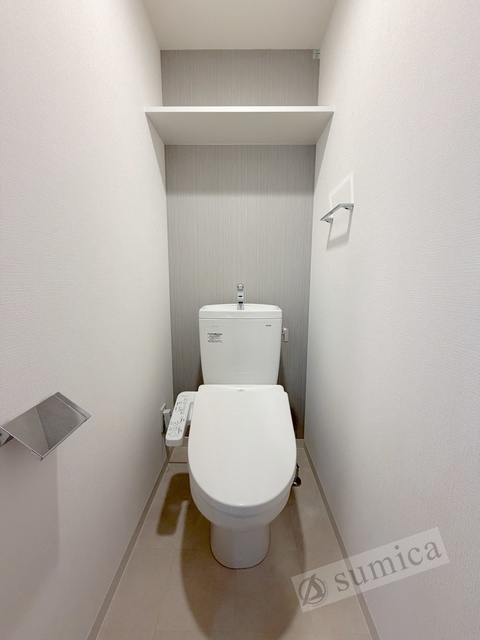 トイレ　人気アイテムの温水洗浄便座。清潔感のあるトイレです。