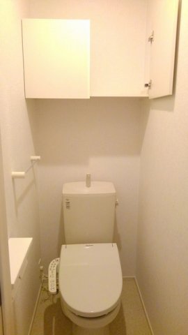 トイレ　落ち着いた色調のトイレです