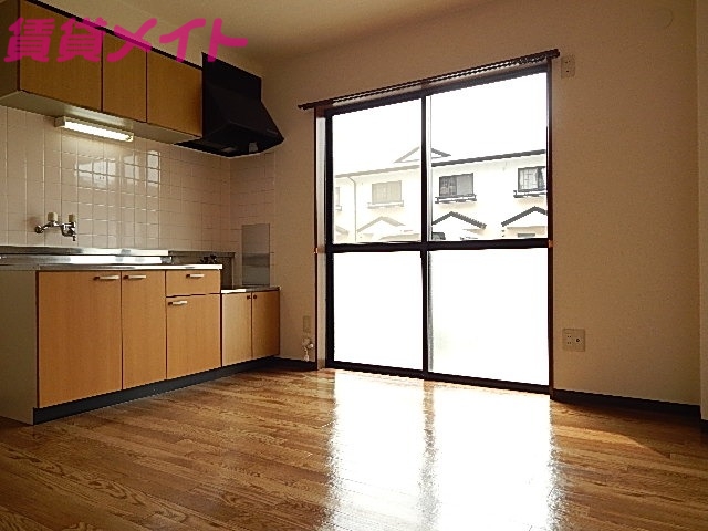 居室・リビング　同物件別室写真