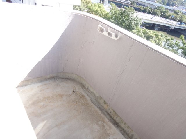 バルコニー　同物件別号室のものです。