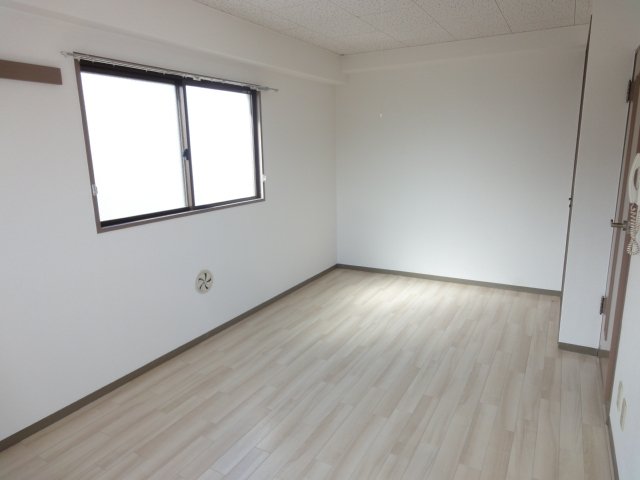 居室・リビング　同物件別号室のものです。