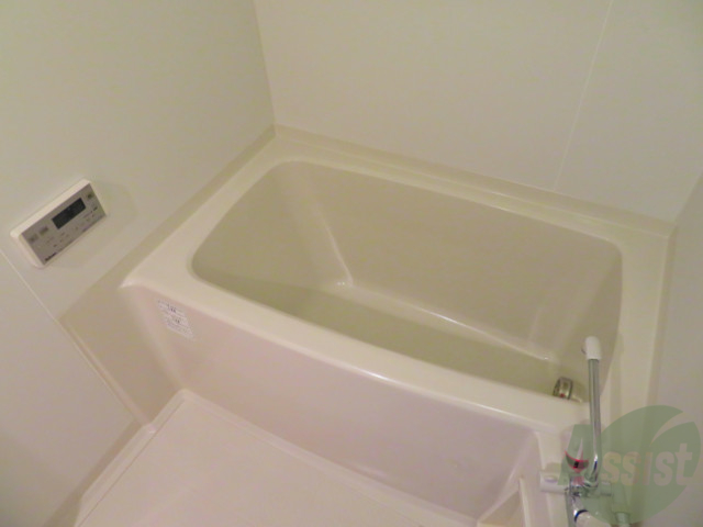 バス・シャワールーム　バスルームは狭すぎず、シャワーも浴びやすそうです。