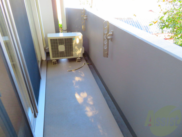 バルコニー　バルコニーは幅があり、広い印象を受けました。