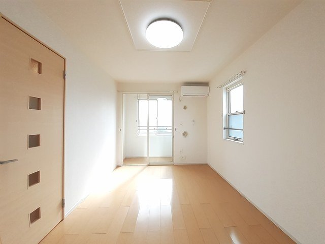 居室・リビング　こちらの居間で趣味の時間をお楽しみください