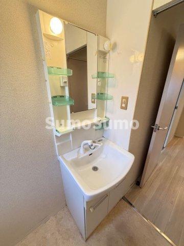 洗面設備　明るい洗面所です