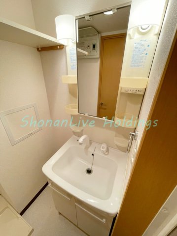 洗面設備　明るい洗面所です