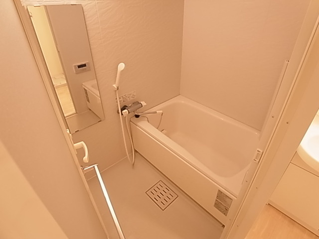 バス・シャワールーム　２人でも十分入浴できる広々なお風呂です