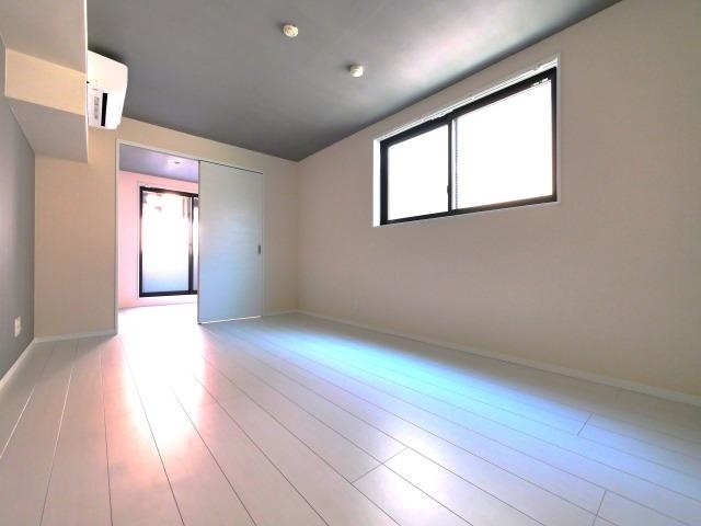 居室・リビング　こちらの居間で趣味の時間をお楽しみください