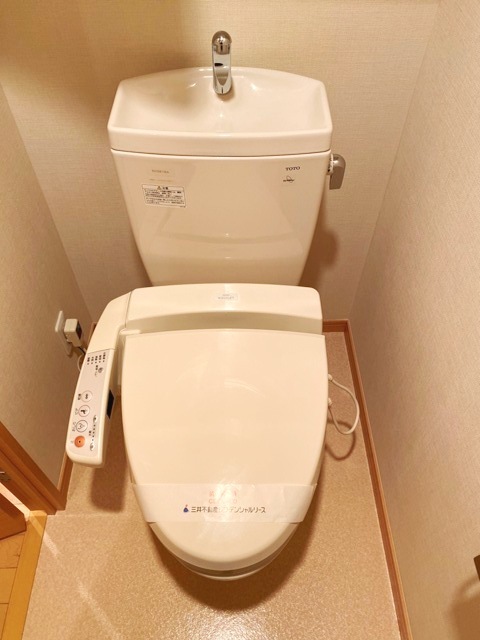 トイレ　※写真は同タイプ住戸です。