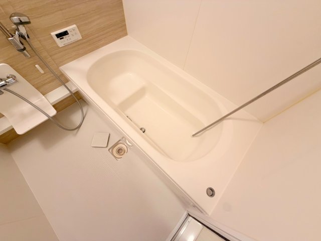 バス・シャワールーム　広めのお風呂は一日の疲れを癒してくれます。